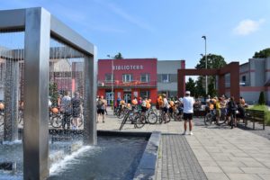 Widok na bibliotekę i uczestników rajdu