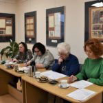 Jury konkursu Wszystkie dzieci pięknie czytają edycja XIX podczas oceniania kart pracy
