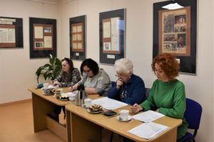 Jury konkursu Wszystkie dzieci pięknie czytają edycja XIX podczas oceniania kart pracy