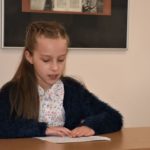 Laureatka konkursu Wszystkie dzieci pięknie czytają edycja XIX czytająca tekst przygotowany przez bibliotekę