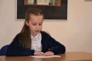 Laureatka konkursu Wszystkie dzieci pięknie czytają edycja XIX czytająca tekst przygotowany przez bibliotekę