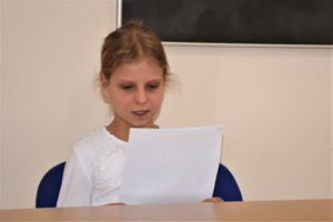 Uczennica, która zajęła 2 miejsce w konkursie Wszystkie dzieci pięknie czytają edycja XIX czytająca swój tekst