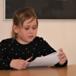 Uczennica, która zajęła 3 miejsce w konkursie Wszystkie dzieci pięknie czytają edycja XIX przygotowująca się do czytania tekstu