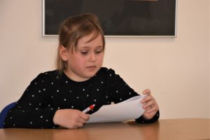Uczennica, która zajęła 3 miejsce w konkursie Wszystkie dzieci pięknie czytają edycja XIX przygotowująca się do czytania tekstu