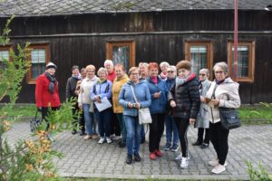 Kreatywne klubowiczki na tle jednego z fotografowanych obiektów Łaz