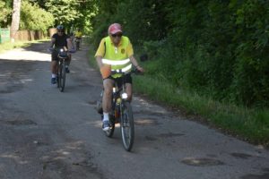 Dwoje uczestników rajdu rowerowego jadących leśną trasą